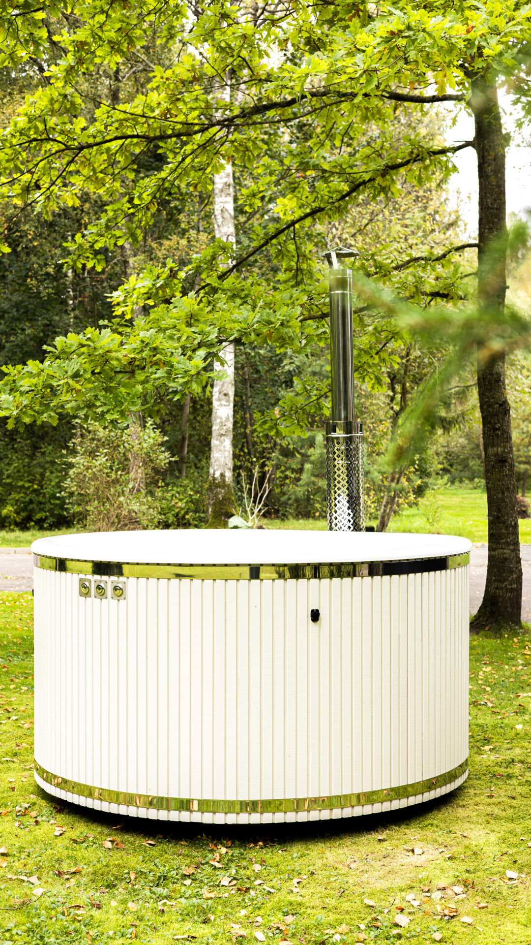 Celsium Benas hot tub surrounded by nature and quiet outdoor living