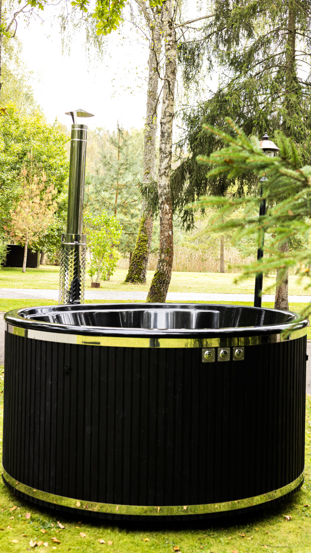 Celsium Benas hot tub surrounded by nature and quiet outdoor living