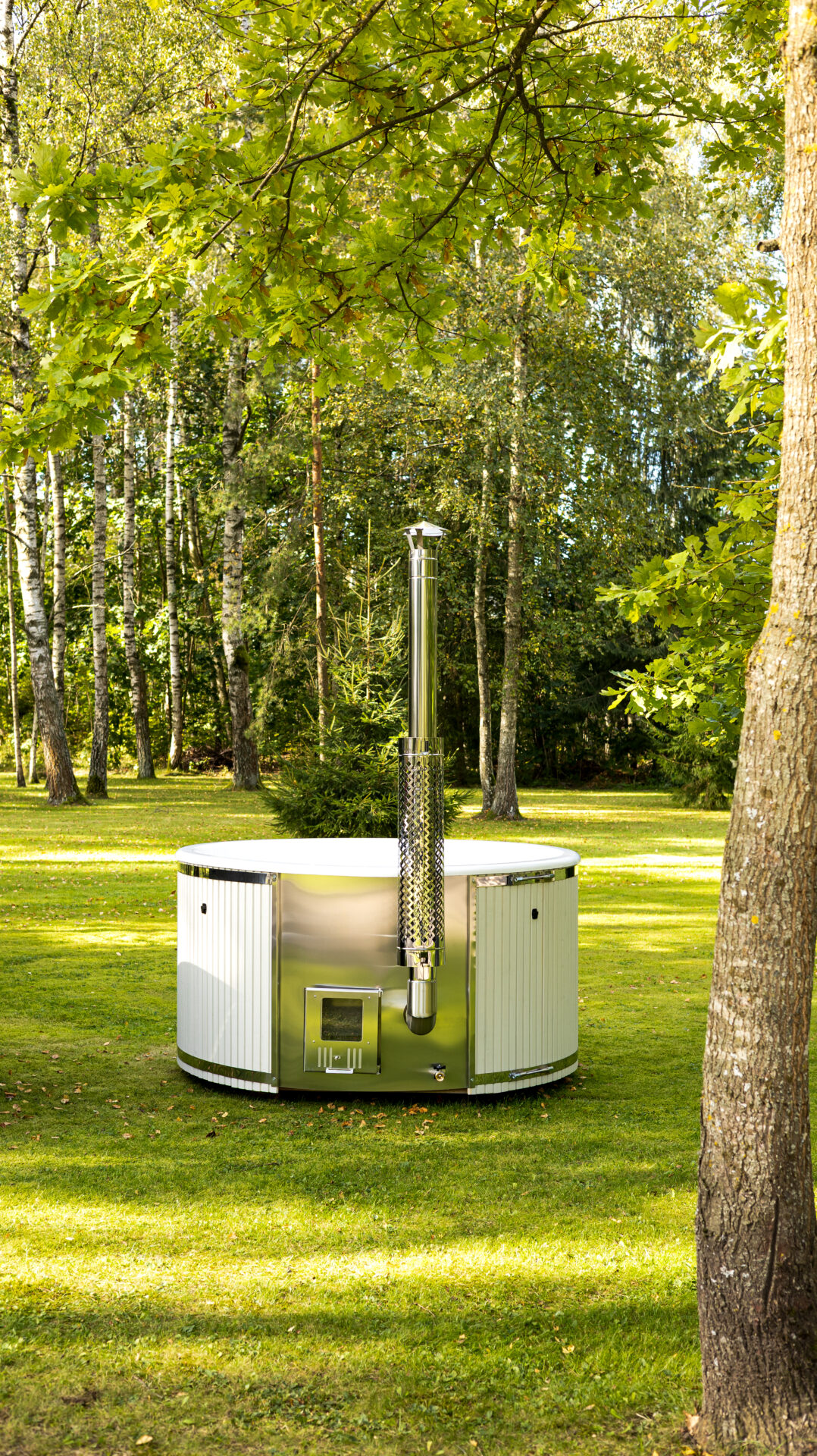 Celsium Benas hot tub surrounded by nature and quiet outdoor living