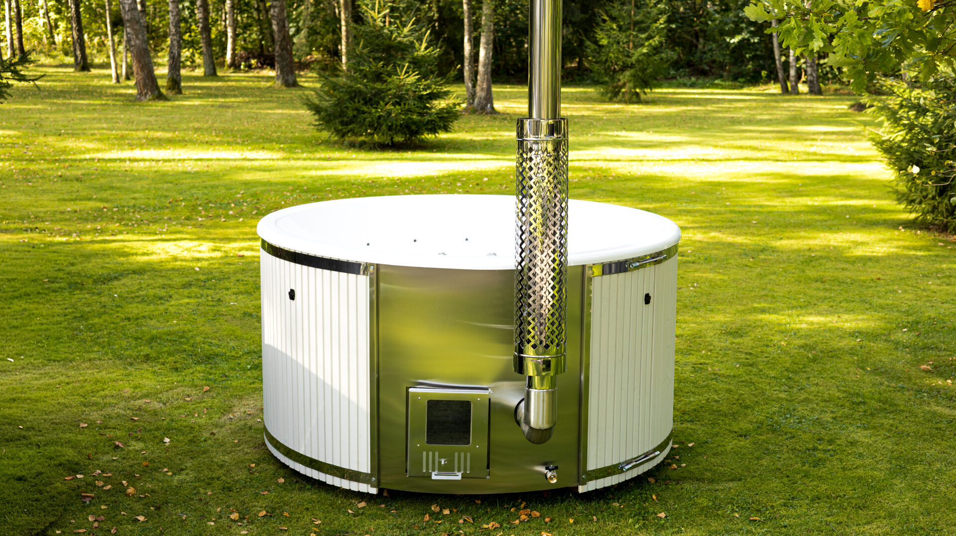 Benas by Celsium — a serene hot tub experience immersed in nature