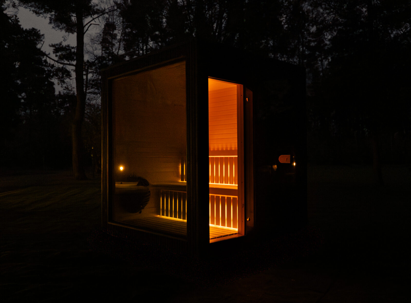 Jonas classic sauna at night - Celsium